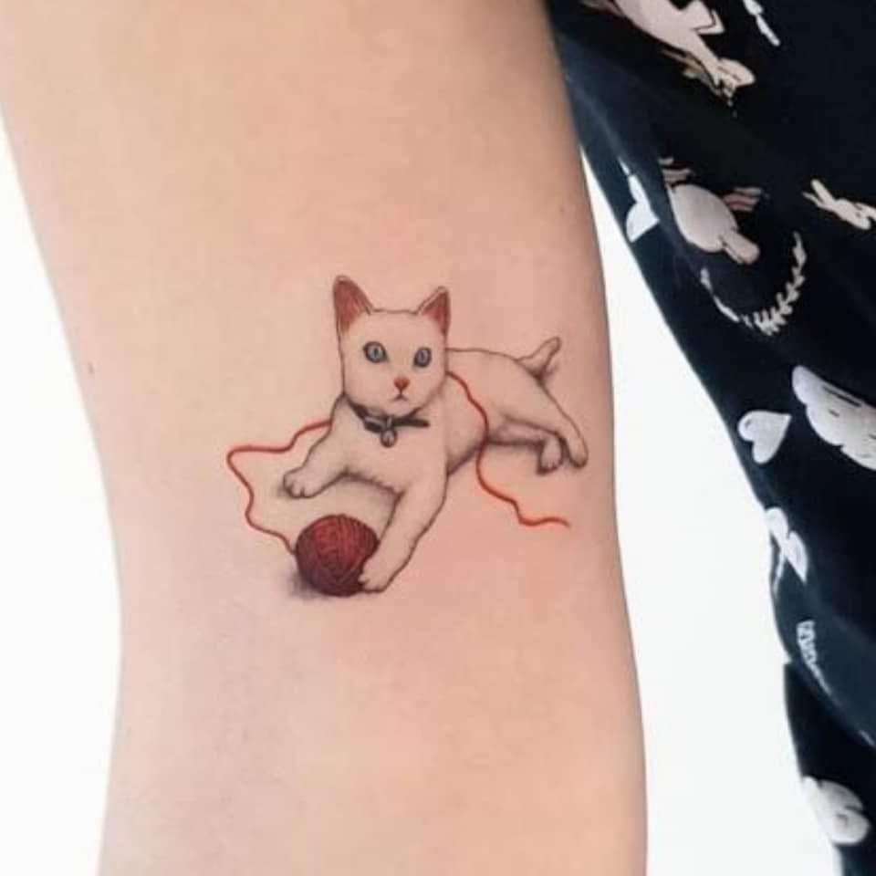 4 tatuagens de gatos com uma bola de lã vermelha e barbante