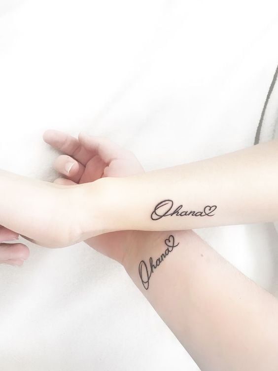 4 caratteri per tatuaggi Famiglia Ohana gemellata sul lato del braccio con un cuore