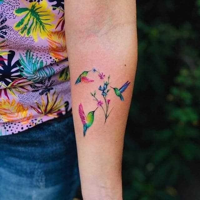 40 Hummingbird Tattoo Três no antebraço ardendo flores fúcsia