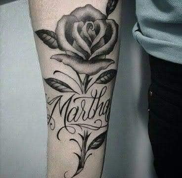 41 Tatuajes de Flores Negras con Nombres en el Tallo en antebrazo nombre Martha