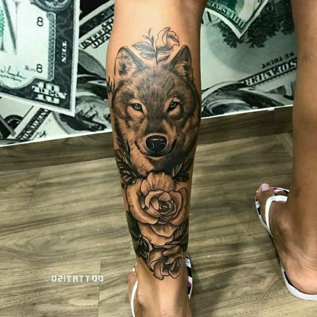 43 tatouages de réalisme loup et roses sur le mollet