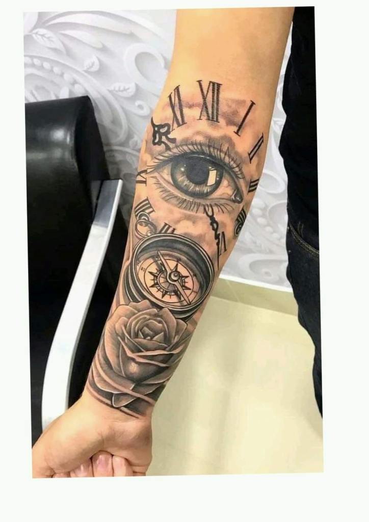 43 tatouages de réalisme Oeil avec horloge en chiffres romains rose des vents et rose sur l'avant-bras