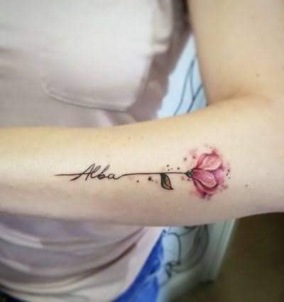 45 tatuaggi floreali con nomi sullo stelo Nome Alba sul fiore rosa dell'avambraccio