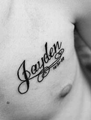 47 Tipografias para Tatuajes de Nombres Jaiden arriba del pecho hombre con fecha de nacimiento Jayden