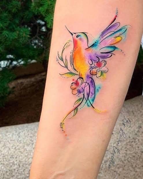 48 Tatuaggio colibrì in acquerello giallo viola azzurro sul braccio
