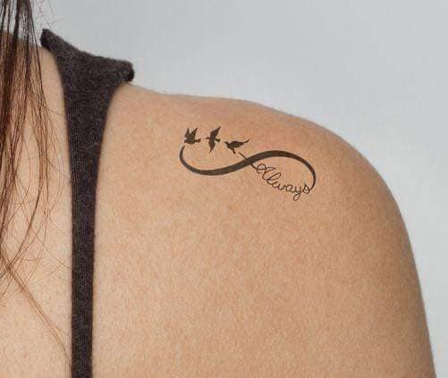 5 TOP 5 Tatuaje de Infinito en hombro con tres aves representando a los hijos y palabra always