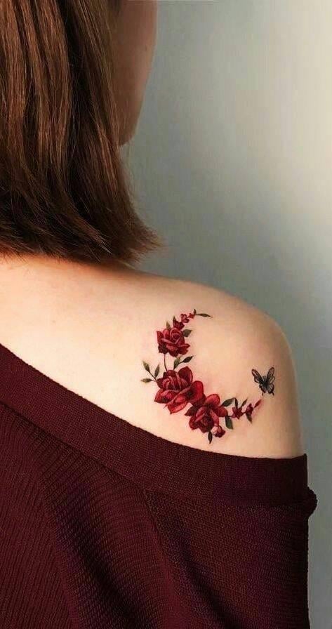 5 TOP 5 Tattoo eines Straußes roter Rosen in Form eines Halbmonds mit einem Schmetterling auf der Schulter