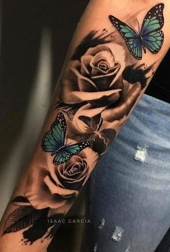 5 TOP 5 des tatouages sur le fond de l'avant-bras de roses noires avec des papillons bleus en 3D