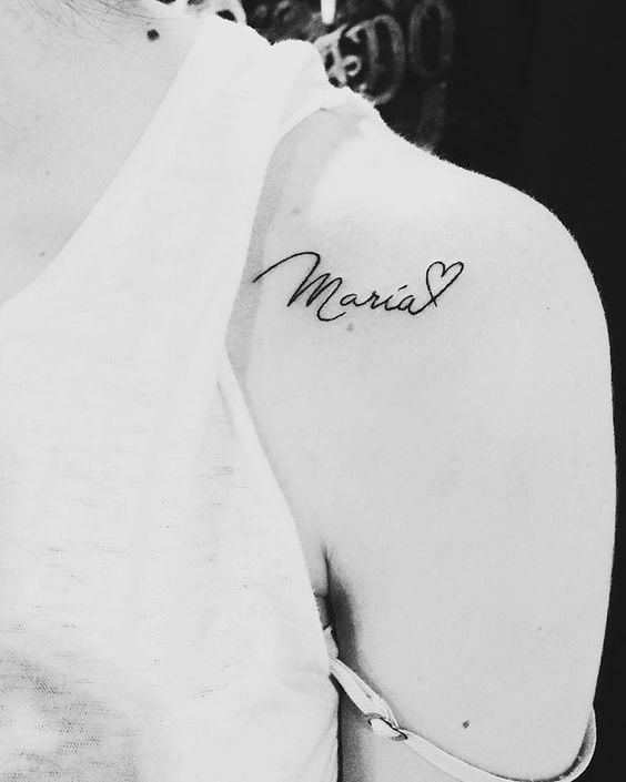 5 caratteri per i tatuaggi del nome Maria sulla clavicola con il cuore