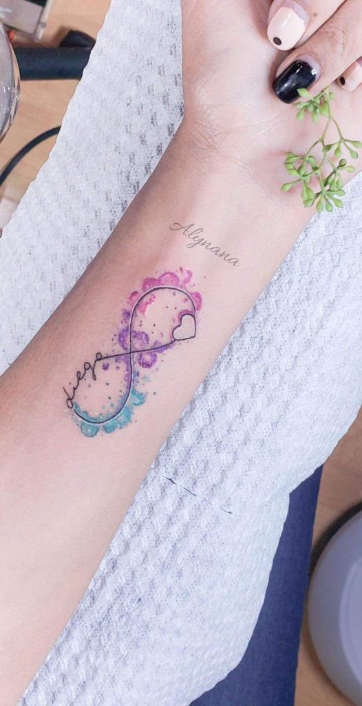 6 Tatouage Infinity au poignet avec le nom Diego dans des tons violet bleu violet avec un coeur