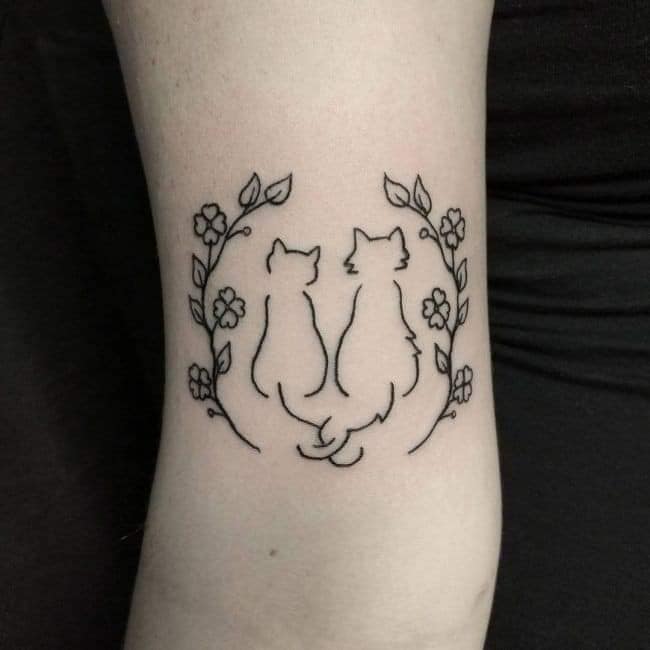 6 Tatuaggi di due gatti visti da dietro avvolti in rami tipo alloro
