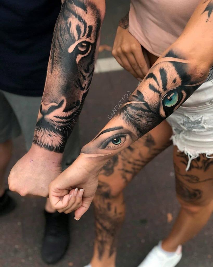 6 gepaarte Portrait-Realismus-Tattoos: Mann mit Tigergesicht und Frau mit halb Tigergesicht und halb Frauengesicht mit grünen Augen auf den Unterarmen
