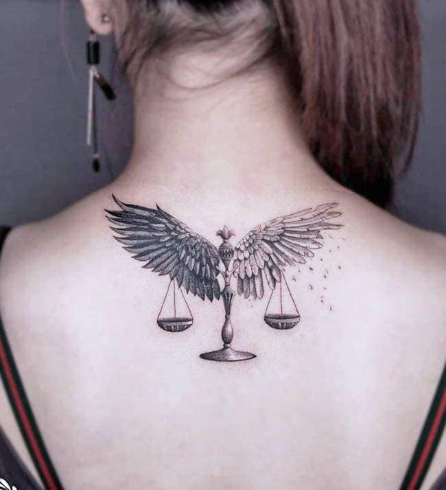 65 tatouages d'ailes d'ange avec un symbole de la balance de la justice sous le cou