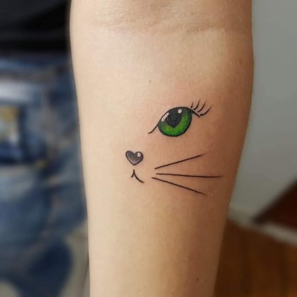 7 tatuagens de gatos meia cara de gato com bigodes de olhos verdes e nariz em forma de coração