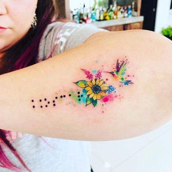 73 Tattoos von bunten Kolibris mit Sonnenblume. Kleines Aquarell in Fuchsia, Rot, Orange, Grün und Punkten auf dem Unterarm