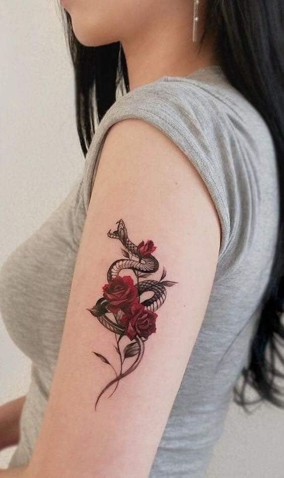 75 Tatuagem de Rosas Vermelhas com repetidos enrolados no braço