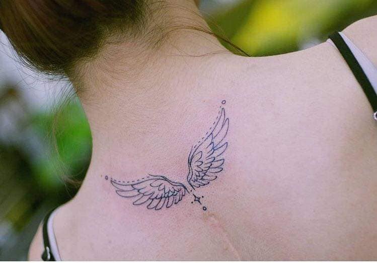 77 tatouages d'ailes d'ange sous le cou avec un contour d'étoile