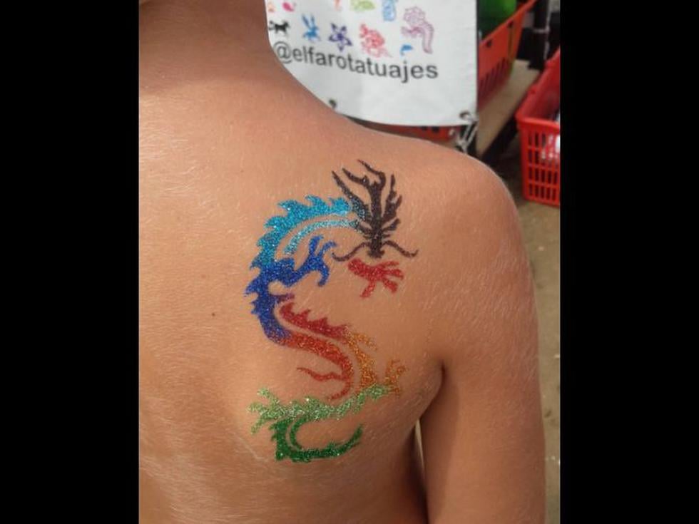 8 Tatuagem temporária em cores tipo dragão com glitter na omoplata