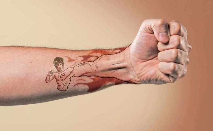 8 Tatuajes Elegantes en el Brazo para Hombres Bruce Lee con prolongacion de golpe hacia la Mano con fuego color Rojo simulando Golpe en Antebrazo y Muneca