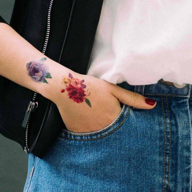 8 temporäre Tattoos im Aquarell-Stil auf der Rückseite des Handgelenks. Hand-Violett-Rot-Gelb-Blumen