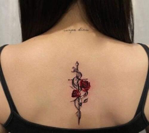 81 poignard de tatouage de roses rouges avec serpent enroulé et deux petites roses