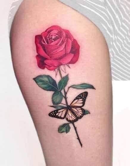 90 Realistico tatuaggio rosa rosa con stelo e foglie verdi con farfalla