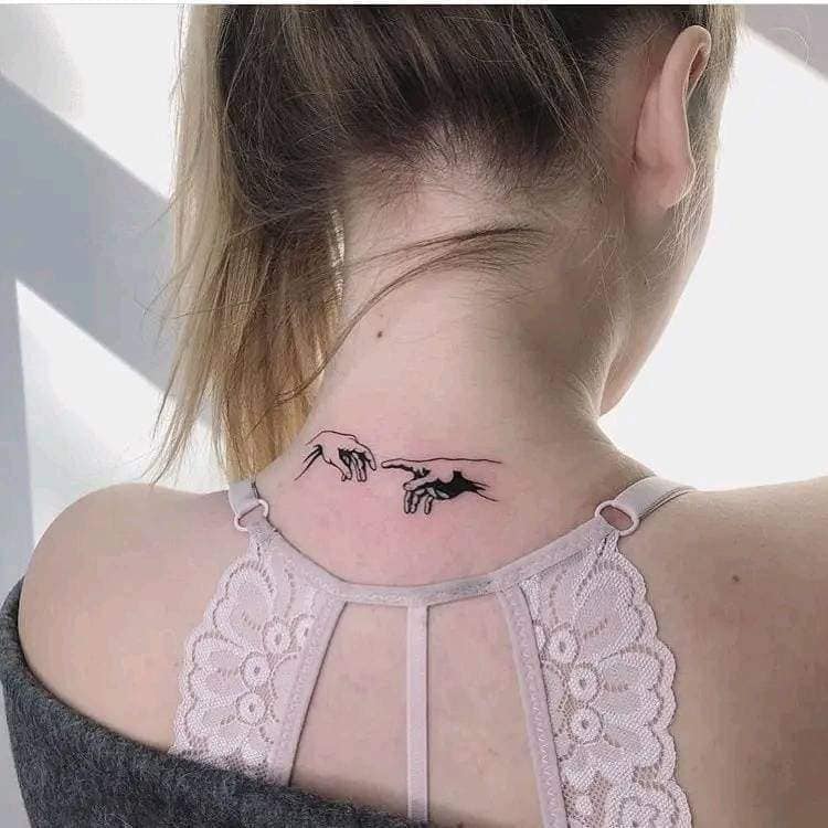 92 Piccoli tatuaggi per donne Due mani che si toccano con gli indici Dipinto di Da Vinci sulla parte posteriore del collo