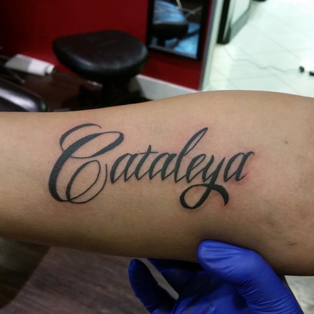 98 caratteri per i tatuaggi con i nomi sull'avambraccio Cataleya