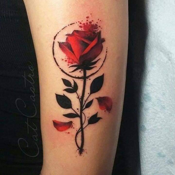 Tatuagem de rosa vermelha 99 com caule completamente preto e círculo de aquarela com pétalas salientes