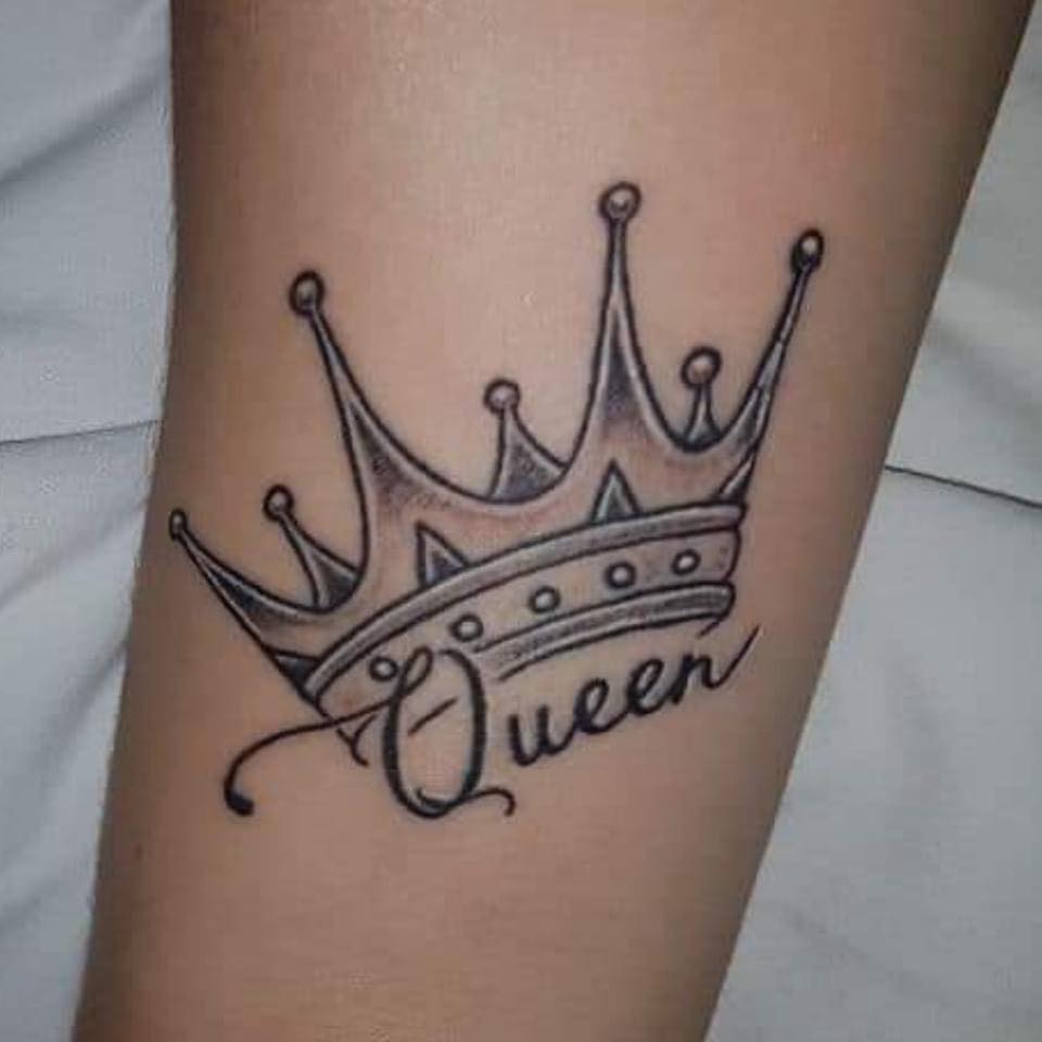 Tatuajes de Coronas con la inscripcion Queen debajo