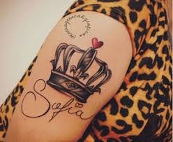 Tatuajes de Coronas con la palabra Sofia en brazo y pequeno corazon en la cuspide