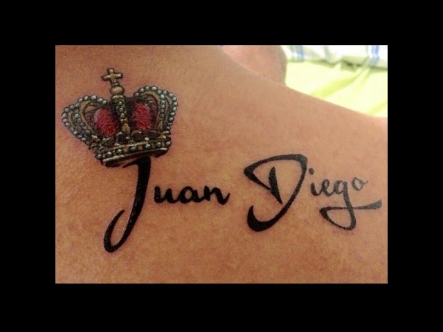 Tatuajes de Coronas debajo del cuello en espalda con la inscripcion de un nombre Juan Diego