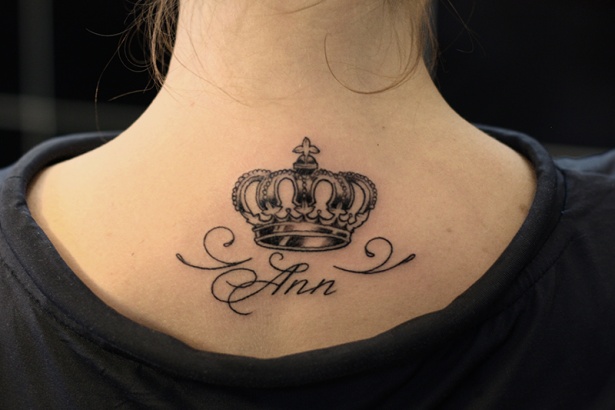 Tatuajes de Coronas en la base del cuello en espalda con el nombre Ann