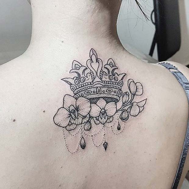 Tatuajes de Coronas en la espalda debajo del cuello con adornos de flores y colgantes
