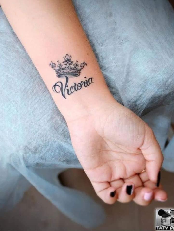 Tatuajes de Coronas en muenca con el nombre victoria