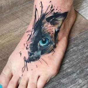 Tatuajes de Gatos Acuarela mitad de cara de gato negro ojos celestes en pie
