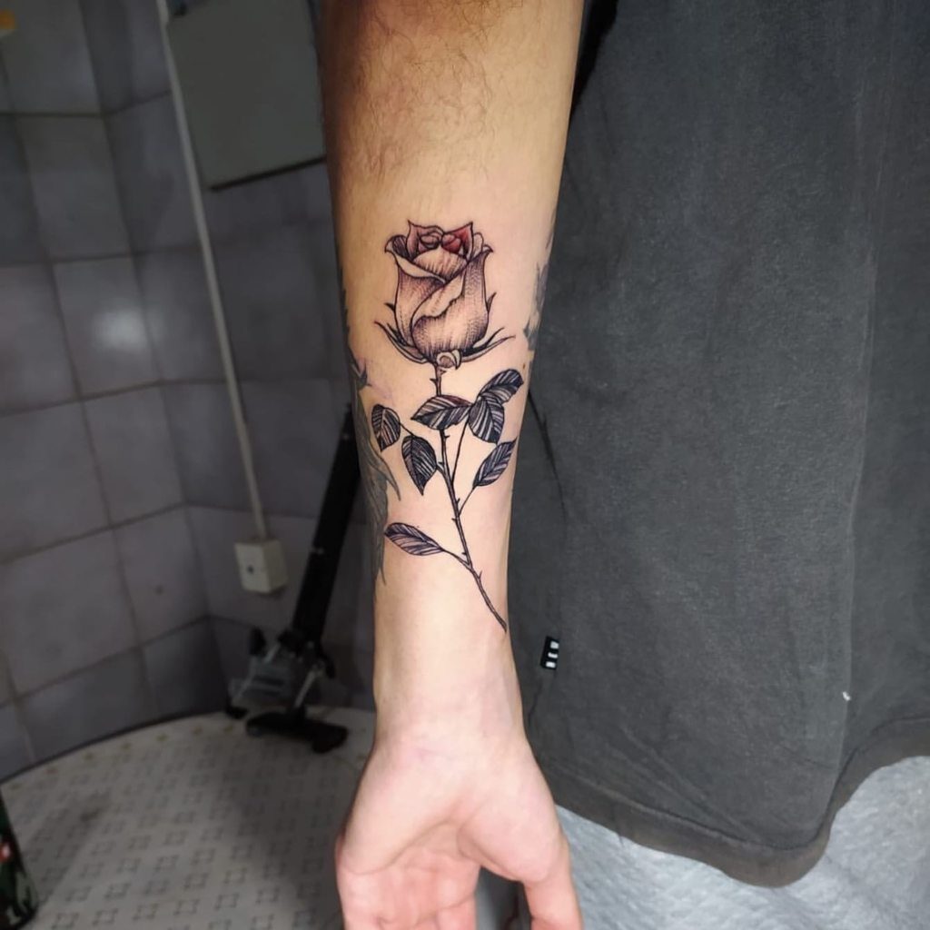 Tatouages de rose sur l'avant-bras noir avec de fins détails rougeâtres Pimpollo