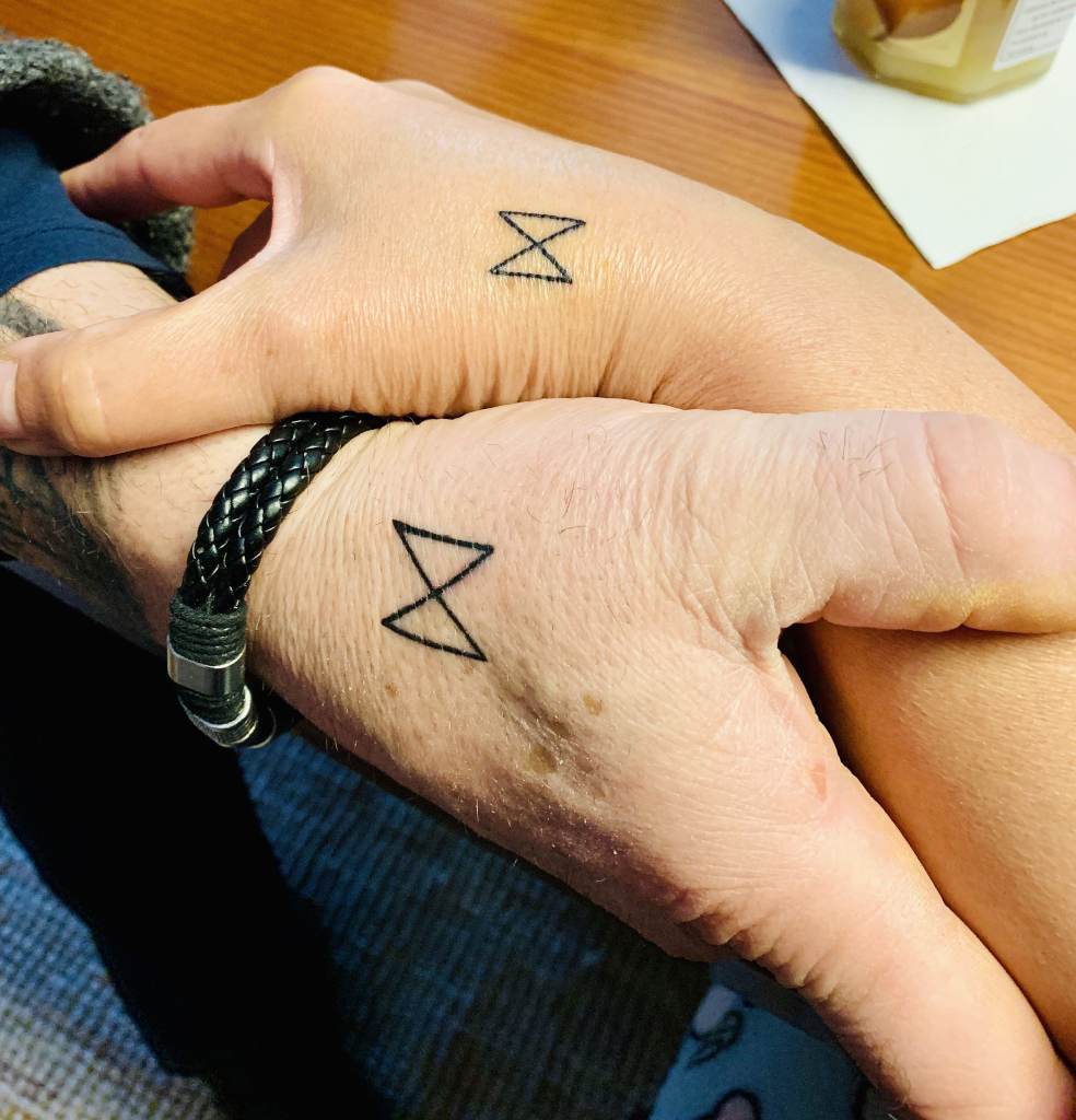 Tatuajes de Runas Nordicas Vikingas Celtas Dagaz tattoo en pareja en cada mano