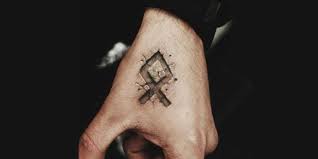 Tatuajes de Runas Nordicas Vikingas Celtas Othila en mano