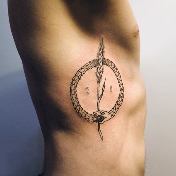 Tatuajes de Runas Nordicas Vikingas Celtas Ouroboros o uroboros en las costillas hombre