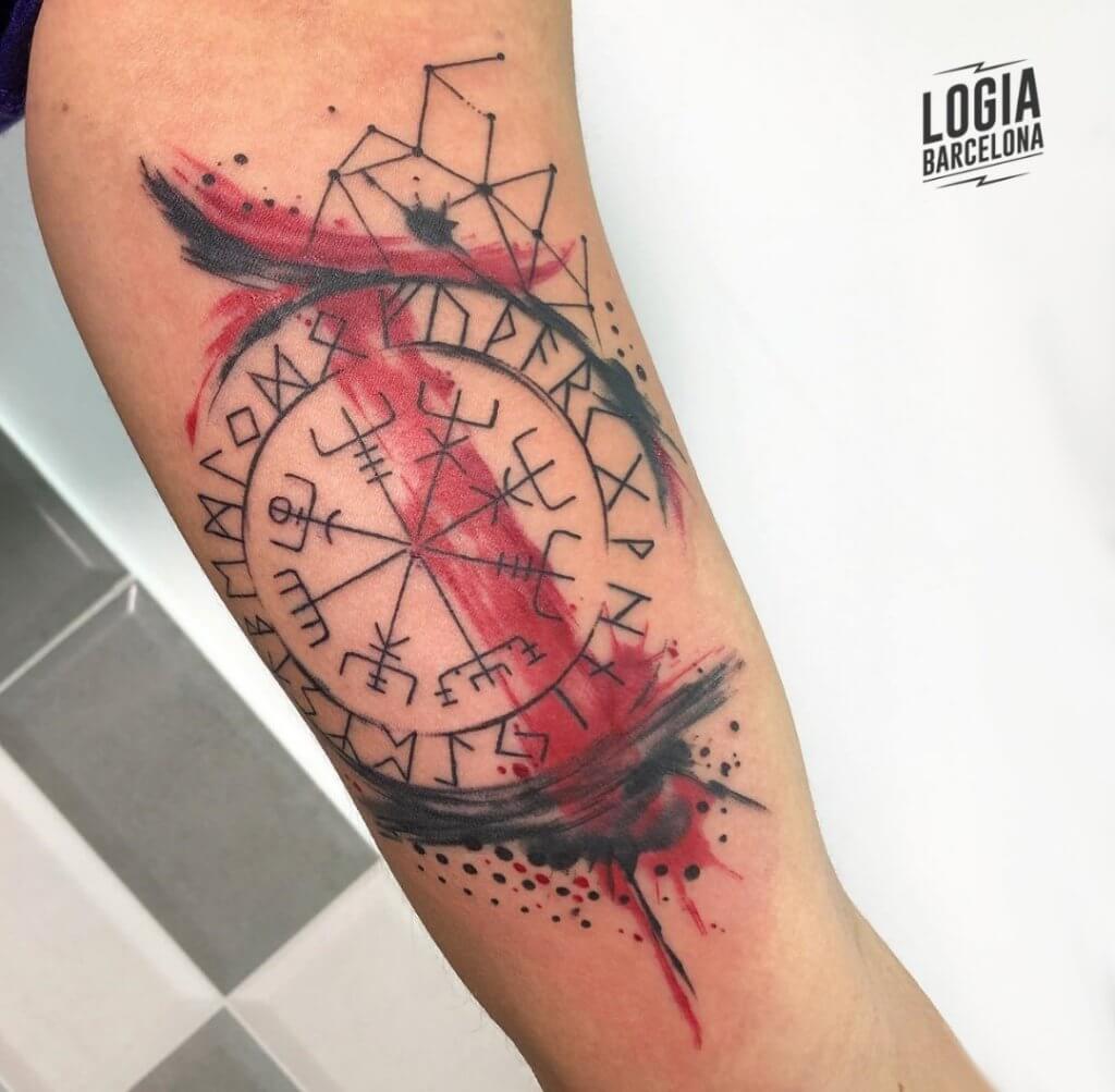 Tatuajes de Runas Nordicas Vikingas Celtas aegishjalmur tattoo con constelaciones en brazo hombre