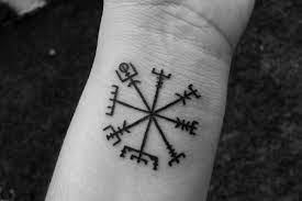Tatuajes de Runas Nordicas Vikingas Celtas simbolo vegvisir en muneca