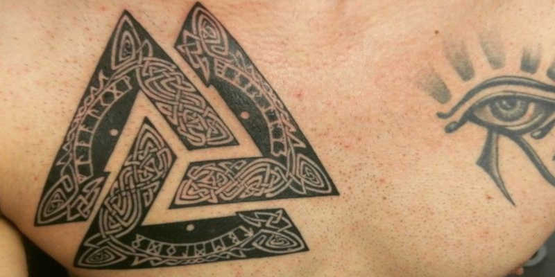 Tatuajes de Runas Nordicas Vikingas Celtas tatuaje vikingo Valknut espalda