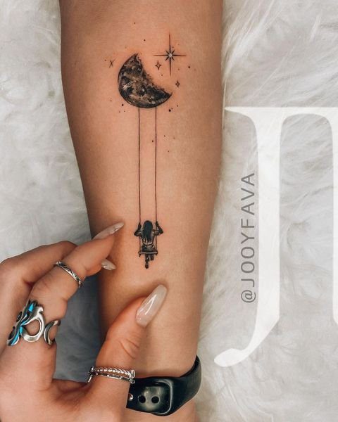 118 Tatuajes en el Antebrazo nina colgada de una hamaca de la luna con estrellas en negro