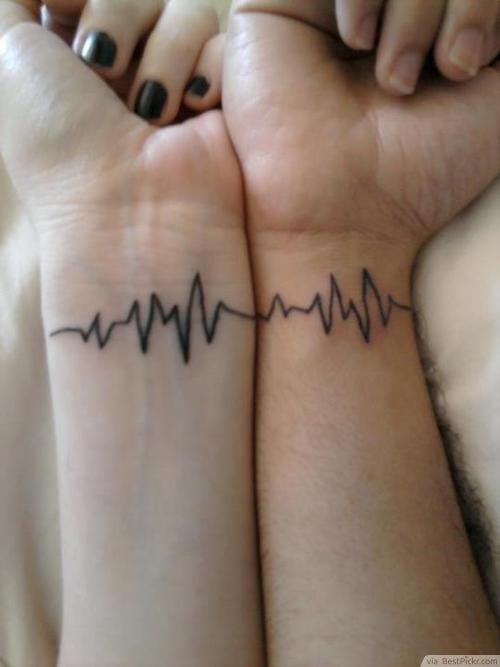 Tatuagens pequenas e complementares para casais em pulsos cardio que continuam no outro pulso