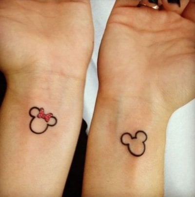 Tatuagens pequenas e complementares para casais nos pulsos de Mikey e Minnie