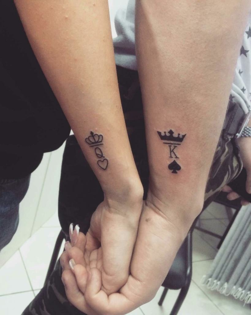 Piccoli e complementari Tatuaggi di Coppia sui polsi Picca e Poker Heart con Regina e Re Corone Re e Regina