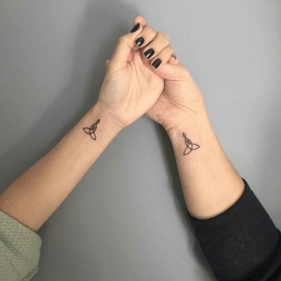 Tatuagens pequenas e complementares para Casais nos pulsos do símbolo Triquetra