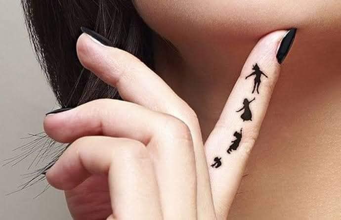 106 tatuaggi sulle dita delle mani con motivo Peter Pan nero con quattro immagini sul lato dell'indice
