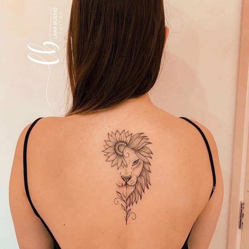 115 Tätowierung auf dem Rücken, Kontur eines halben Löwengesichtes kombiniert mit einer Sonnenblume